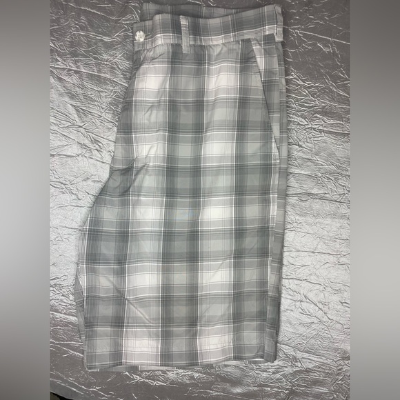 Ben Hogan Performance 100% polyester white & gray flat front plaid shorts - Picture 5 of 12